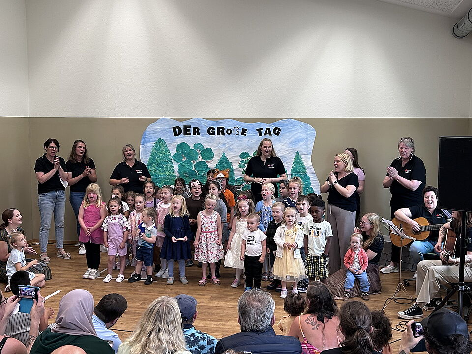 Aufführung der Kinder anlässlich des 10-jährigen Jubiläums der DRK-Kita Vosseberg