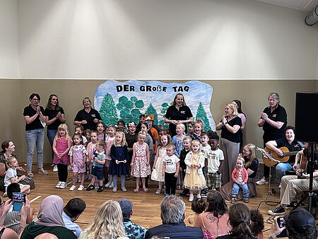 Aufführung der Kinder anlässlich des 10-jährigen Jubiläums der DRK-Kita Vosseberg