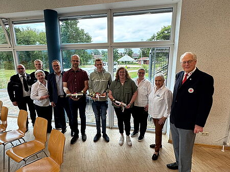 Gruppenfoto langjähriger Blutspender mit Vorstandsvorsitzendem des Ortsverein Meppen
