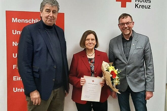 Mitglieder des DRK Ortsvereins und Kreisverbandes bei der Ehrung