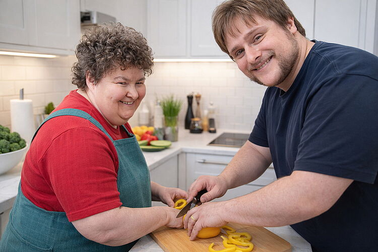 Familienunterstützender Dienst des DRK FUB Betreuer unterstützt Frau beim Kochen