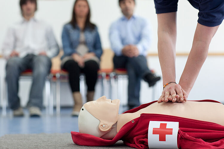 Herzdruckmassage während eines Erste Hilfe Kurses