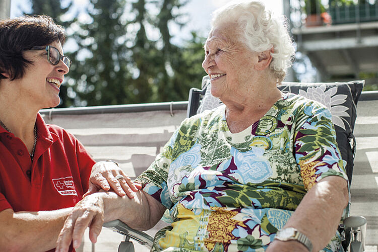 Pflegekraft mit Seniorin