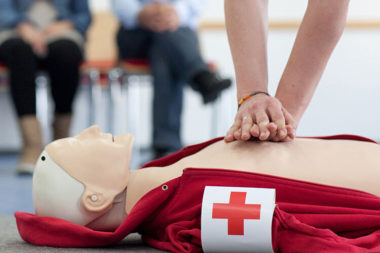 Herzdruckmassage im Erste Hilfe Kurs
