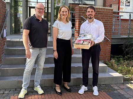 Vetrtreter des Vereins Veinbar e.V. und Vorstand des DRK-Kreisverband Emsland nach Übergabe eines Präsents