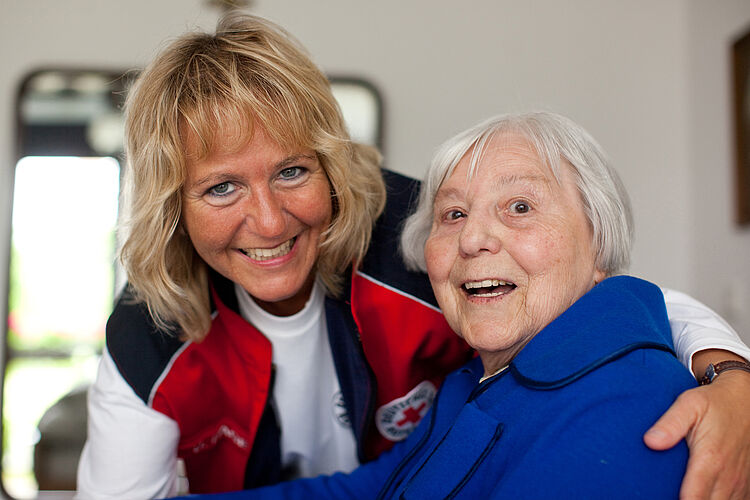 Pflegekraft mit Seniorin