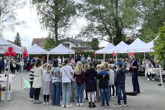 Gäste und Tanzgruppe während des Jubiläumsfest des Tagestreff Herzlake