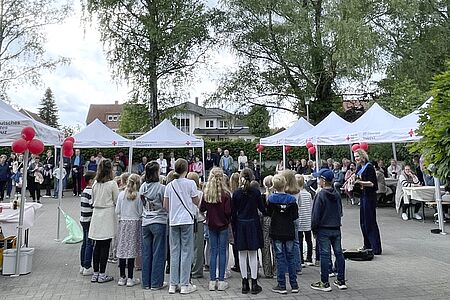 Gäste und Kindertanzgruppe bei der Jubiläumsfeier des DRK-Tagestreff Herzlake