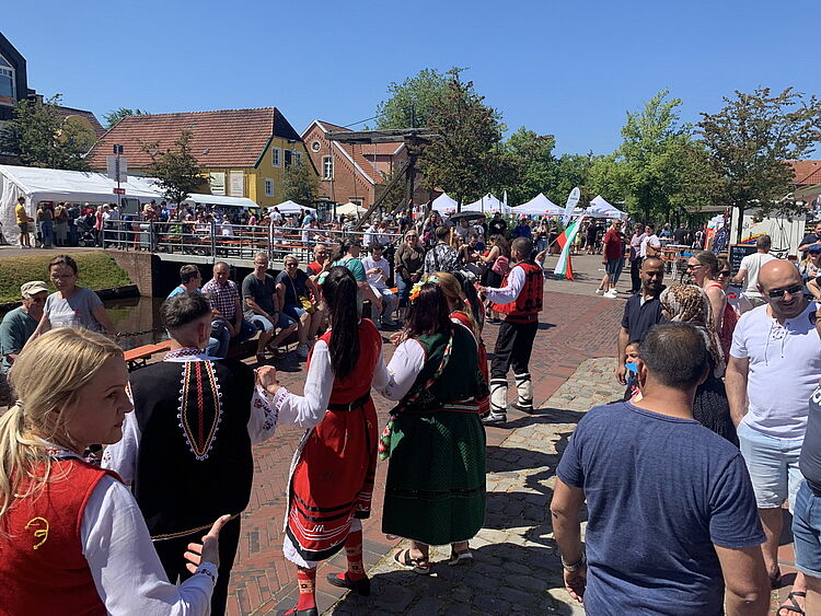 DRK Emsland - Tanzgruppe beim internationeln Fest in Papenburg