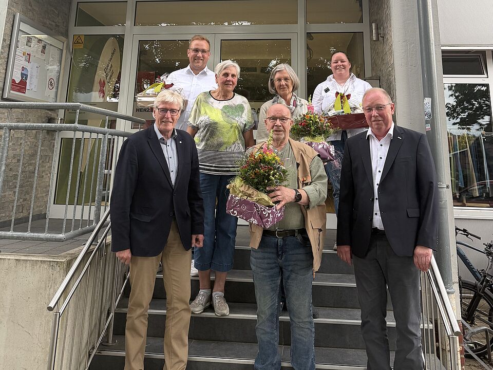 Jubilare im Ehren amt des DRK-Ortsverein Lingen mit Präsident und 1. Vorsitzenden vom DRK-Kreisverband Emsland