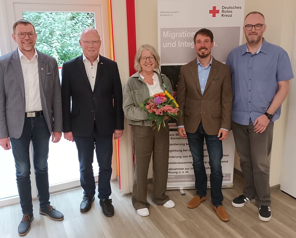 Vorstand, Betriebsrat und Fachbereichsleitung mit Helen Wessels während ihrer Verabschiedung in der Geschäftsstelle Papenburg.