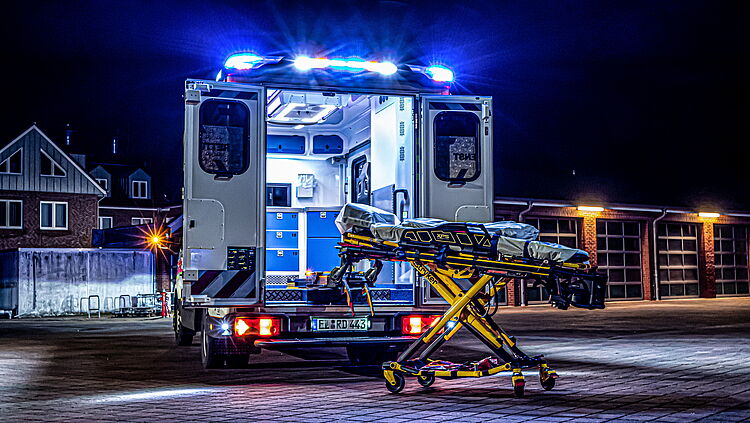 Rettungswagen bei Nacht