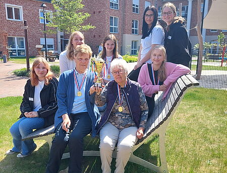 Schüler der Bödiker Schule mit Senioren des Wohnpark Gutshof Haselünne