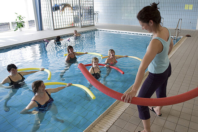 Frauengruppe beim der Wassergymnastik 