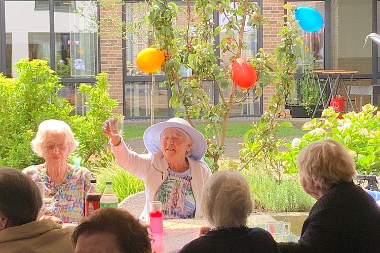 Fröhliche Senioren während eines Sommerfests Fröhliche Senioren während eines Sommerfests