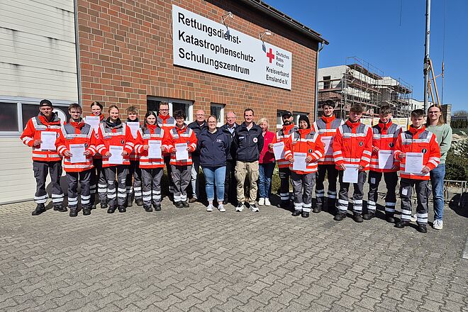 Teilnehmer und Prüfer der Sanitätsausbildung Brögbern