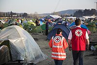 DRK Mitarbeiter in einem Flüchtlingslager