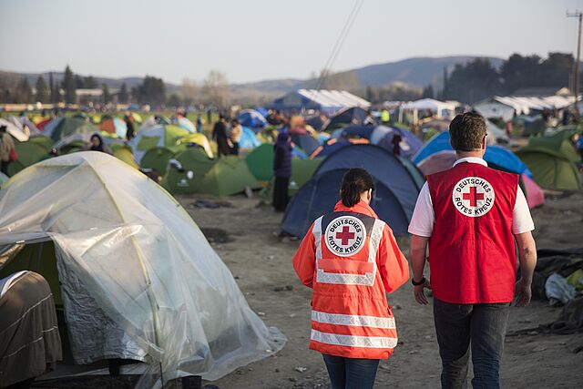 DRK Mitarbeiter in einem Flüchtlingslager
