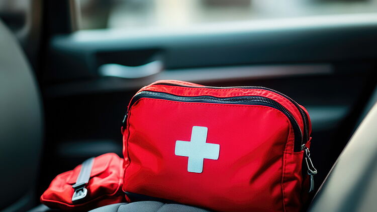 Erste-Hilfe-Tasche auf einem Autositz