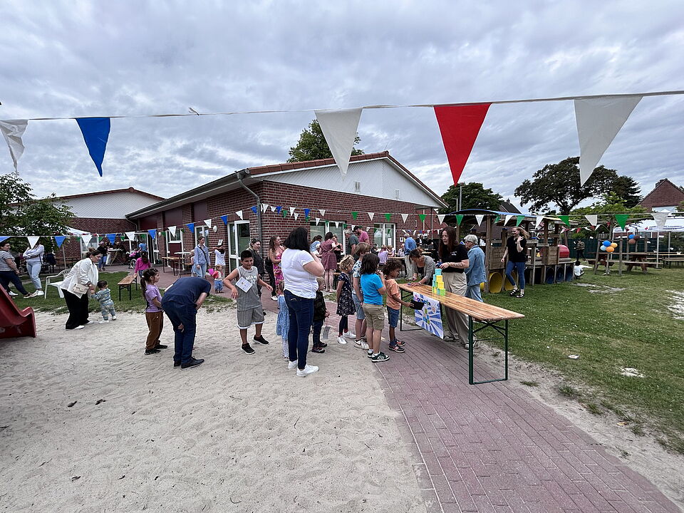 Gäste und Kinder bei der Jubiläumsfeier in der DRK-Kita Vosseberg