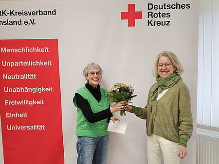 Helen Wessels übergibt einen Blumenstrauß an Bärbel Stenzel