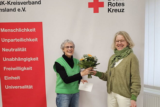 Helen Wessels übergibt einen Blumenstrauß an Bärbel StenzelBärbel Stenzel