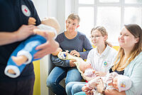 Teilnehmer eines Babykurses