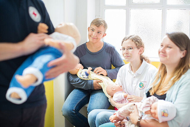 Teilnehmer eines Babykurses