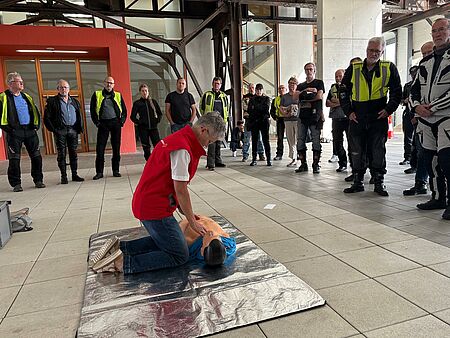 Demonstration einer Herzlungenwiederbelebung mittels einer Beatmungspuppe