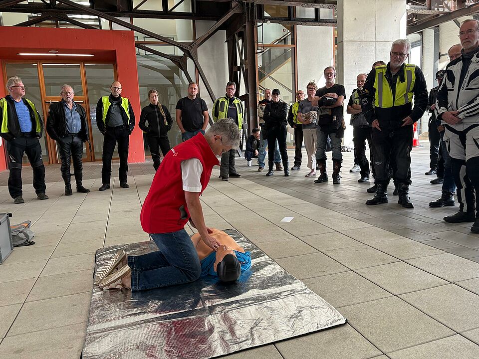 Demonstration einer Herzlungenwiederbelebung mittels einer Beatmungspuppe