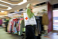 Frau in einem DRK Kleiderladen