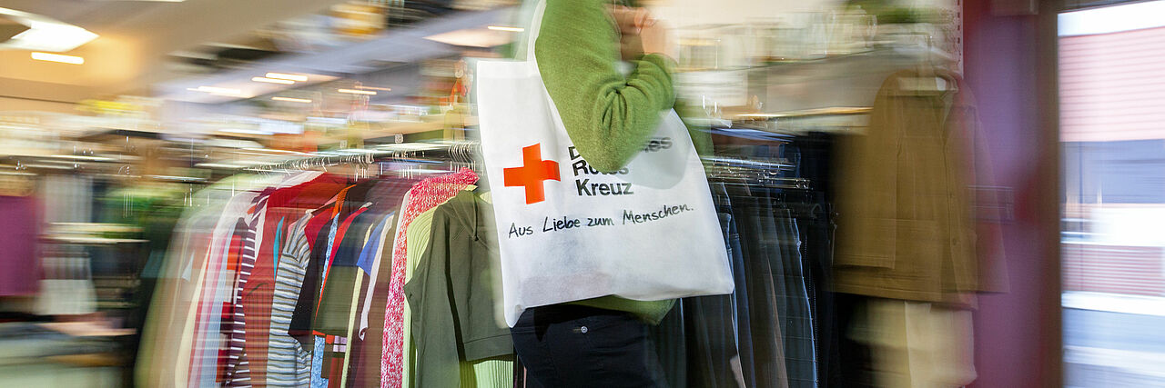 Frau in einem DRK Kleiderladen