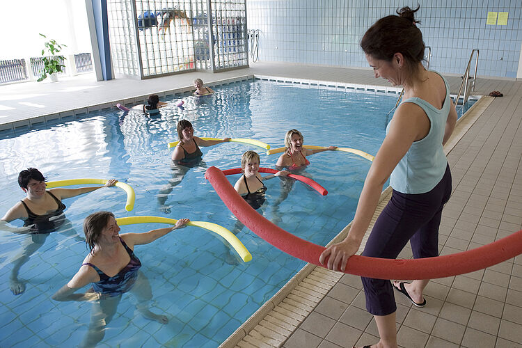 Seniorinnen bei der Wassergymnastik