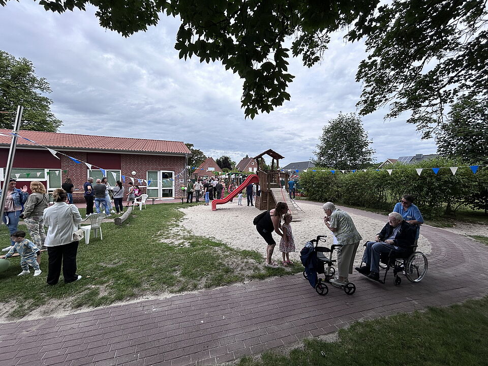 Senioren der benachbarten Pflegeeinrichtung Haus Vosseberg und Kinder bei der Jubiläumsfeier in der DRK-Kita Vosseberg