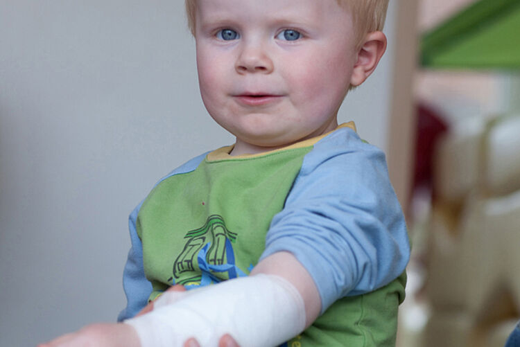 Kind mit Verband am Arm